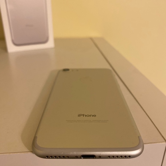 Apple IPhone 7 Silver - Picture 2 of 3